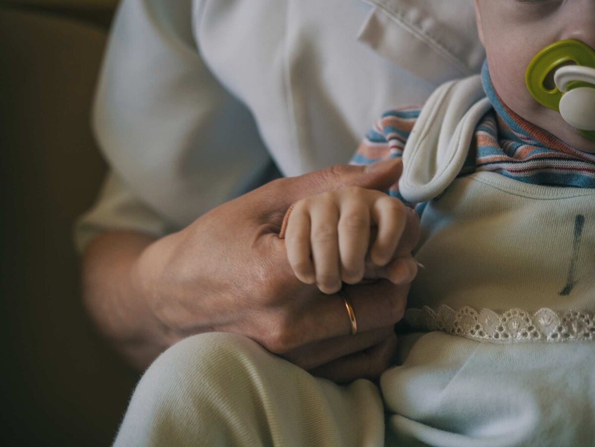 Когда в больнице есть няня, малыши-сироты не лежат целый день в кроватках. С ними играют, их жалеют, поддерживают. Малыш получает ту заботу, в которой так нуждается.
Фото: Сергей Силивочник, Имена