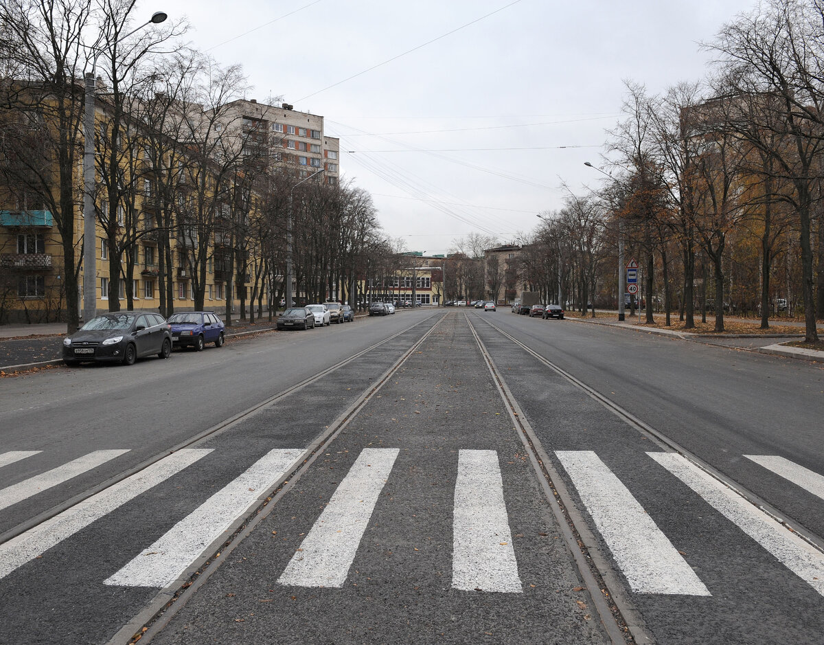 Пункт в тротуаре. Пешеходный переход. Проезжая часть в городе. Пешеходные дороги. Дорога с трамвайными путями.