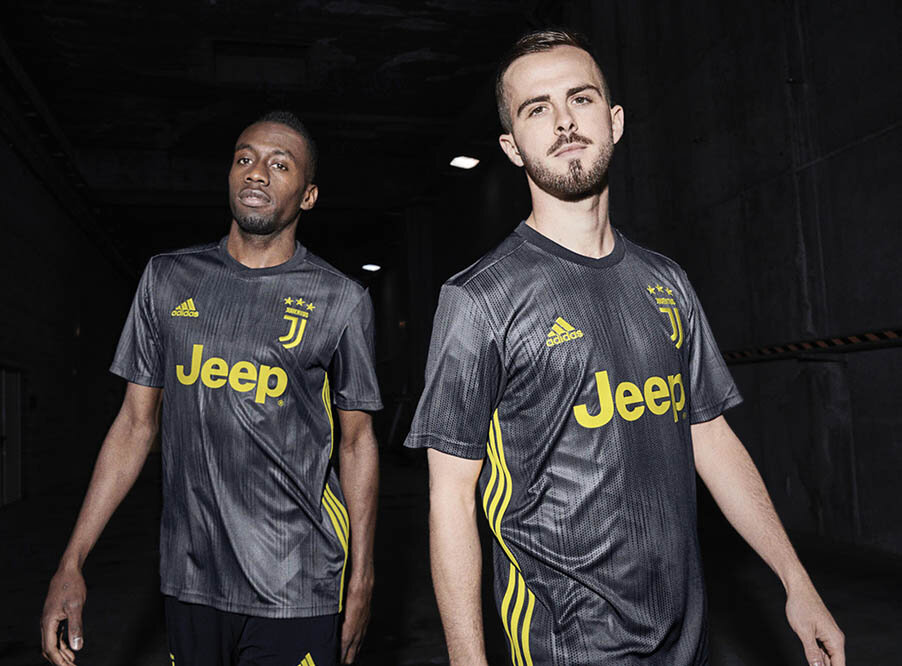 Форма итальянского футбольного клуба «Ювентус» из переработаного пластика
Фото: static.life.r