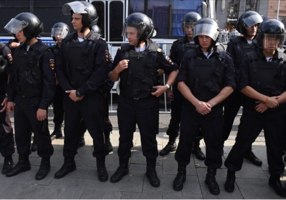 Митинг полицейских. Полиция обмундирование на митинге. Форма полиции на митинге. Форма полиции России на митингах.