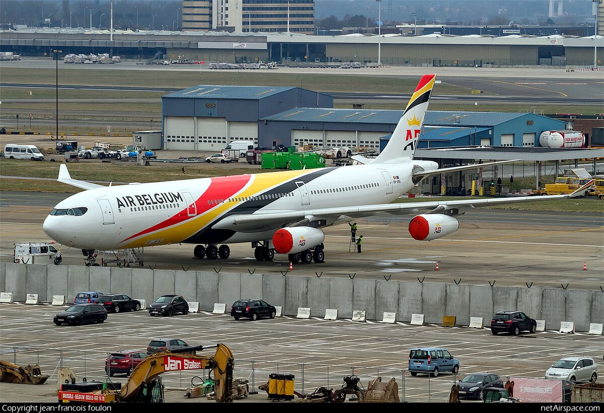 Airbus A340-313 авиакомпании Air Belgium на стоянке в аэропорту Шарлеруа Брюссель Южный (CRL)