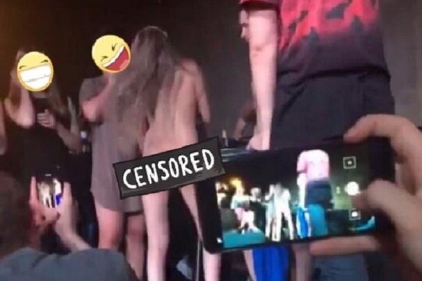  В Тюмени посвящение студентов в первокурсники закончилось секс-скандалом. Видеоролики с «посвящения», снятые очевидцами в одном из ночных клубов города в субботу, вызвали огромный общественный резонанс. А новоиспеченные студенты стали героями эфиров федеральных каналов. 
