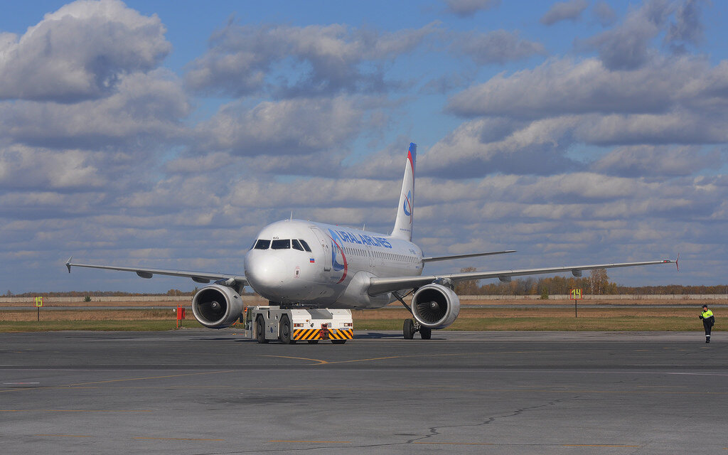  Минувшие выходные подарили радость оказаться снова в окружении самолетов, да еще и на перроне аэропорта Толмачево, где я не был пару лет. Пока мы ждали заключительный пассажирский рейс Ижмы, вокруг кипела жизнь - прилетали и убывали рейсы, тренировался экипаж, сновала аэродромная техника. Небольшой ивент растянулся вместо часа почти на два, гостей помимо споттеров пришло более чем, несомненно каждой дополнительной минуте, каждому мгновению был рад каждый из нас. Предлагаю посмотреть, что удалось поймать - сюрпризов было много. Дабы не утомлять числом фото - поделил на две части. Встречу Ту-154 "Ижма" можно посмотреть по ссылке - https://max-sky.livejournal.com/381795.html 


