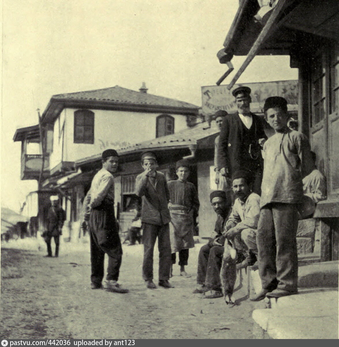  Крымские татары и русский житель Алупки. Фото 1904 года 