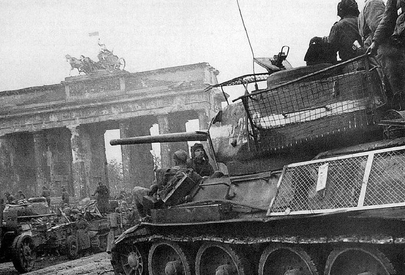 На Т-34-85 видны экраны для защиты от фаустпатронов 