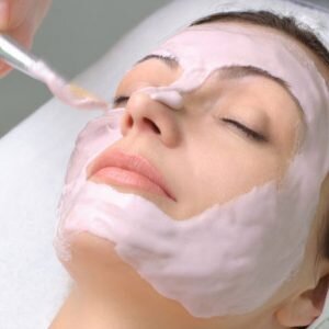 Это  безопасная и не травматичная разновидность пилинга, поэтому считается  вполне подходящей для чувствительной кожи. Однако, процедуру чаще  применяют при проблемной коже, с розацеа и куперозом.