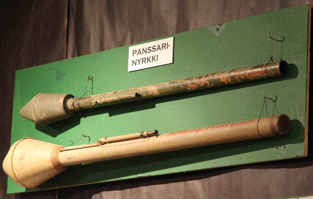 Немецкое оружие, которое стало одним из символов обороны Берлина. Гранатомет   Panzerfaust.