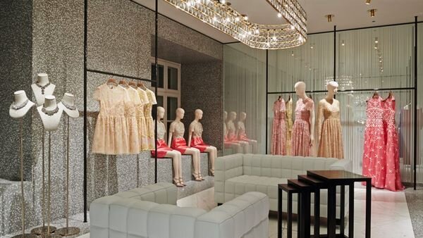 Торговое оборудование по индивидуальному проекту создает особую атмосферу – а также решает важные практические задачи