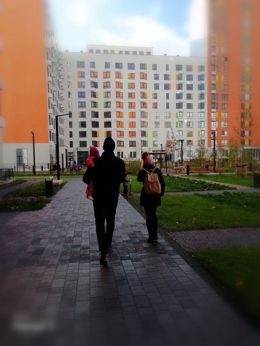 На фото как раз мы, счастливые обладатели большой семьи и, теперь уже, ипотеки на 20 лет. Страшно? Отнюдь. Серьезно? Естественно. 