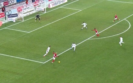 Ханни подаёт в штрафную.