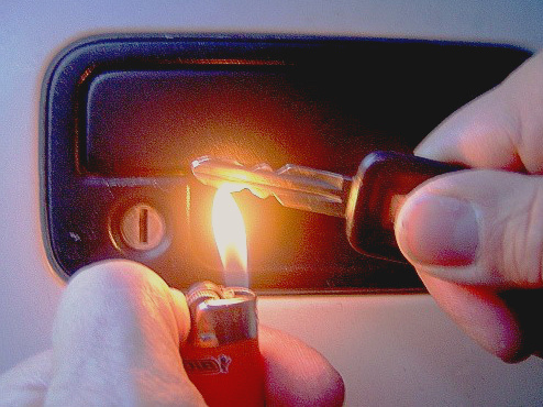 Если греть зажигалкой то лучше сам ключ , а не замок