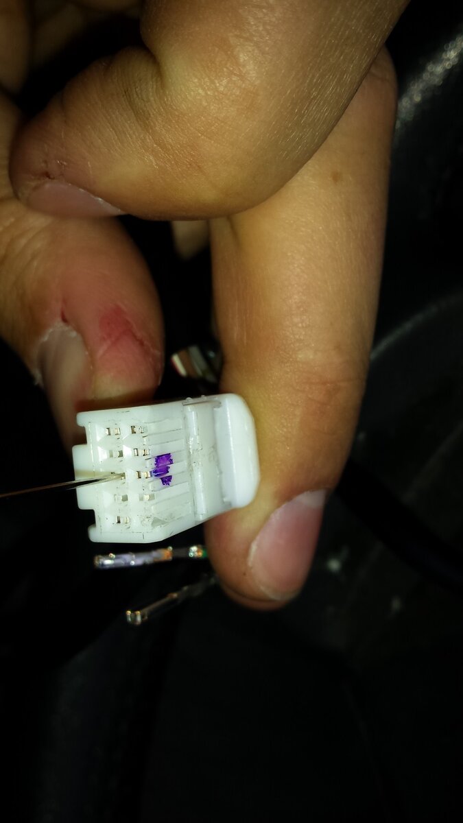 Стопор проводов видно на разъеме сверху. (маленькая крышечка)