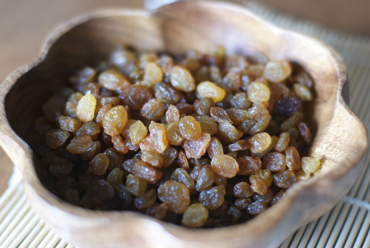Изюм перед употреблением. Высохший изюм. Изюм перед употреблением. Изюминка картинка. Чернослив и курага.