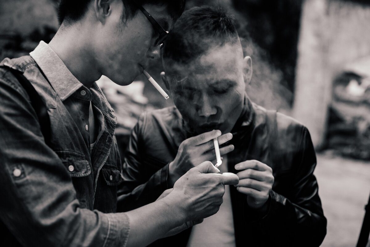 Мальчик дает мужчине. Курящий подросток. Подросток с сигаретой. Двое парней курят. Что купить подростку.