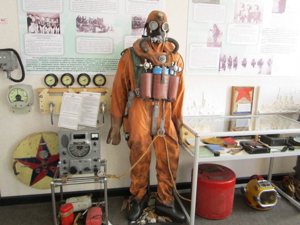 ИСП-60
Изолирующее снаряжение подводника- позволяет методом свободного всплытия спастись с глубины 60 метров.