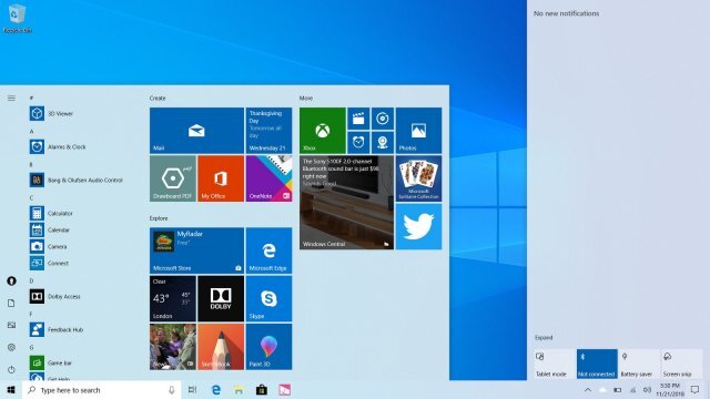 
Начнём с изменений внешнего вида. Microsoft представила новый светлый режим интерфейса, где меняется цвет обычно тёмных панели задач, меню «Пуск», центра уведомлений, сенсорной клавиатуры, всплывающих окон, связанных меню и кнопок. Это даёт системе более чистый и современный внешний вид. Нынешняя версия Windows 10 является странным сочетанием тёмных и светлых интерфейсов, но скоро это изменится.
