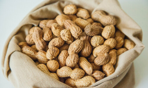 2. Арахис (240 мкг на 100 грамм);