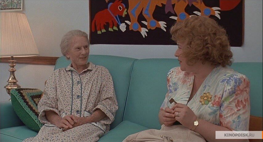 Нинни Тредгуд в доме престарелых рассказывает о жизни в Полустанке своей знакомой Эвелин Коуч