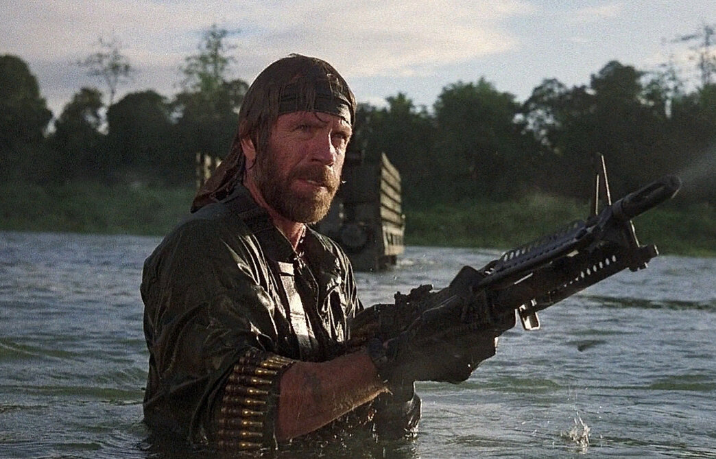  Первый  в нашем списке киногерой, всем известный 79 летний Чак Норрис, он не только отличный актёр, но и мастер боевых искусств. В его копилке множество фильмов где он отлично демонстрирует свои навыки и именно благодаря этому остаётся любимым кумиром многомиллионной публики. Чак Норрис  женат и воспитал пятерых детей.