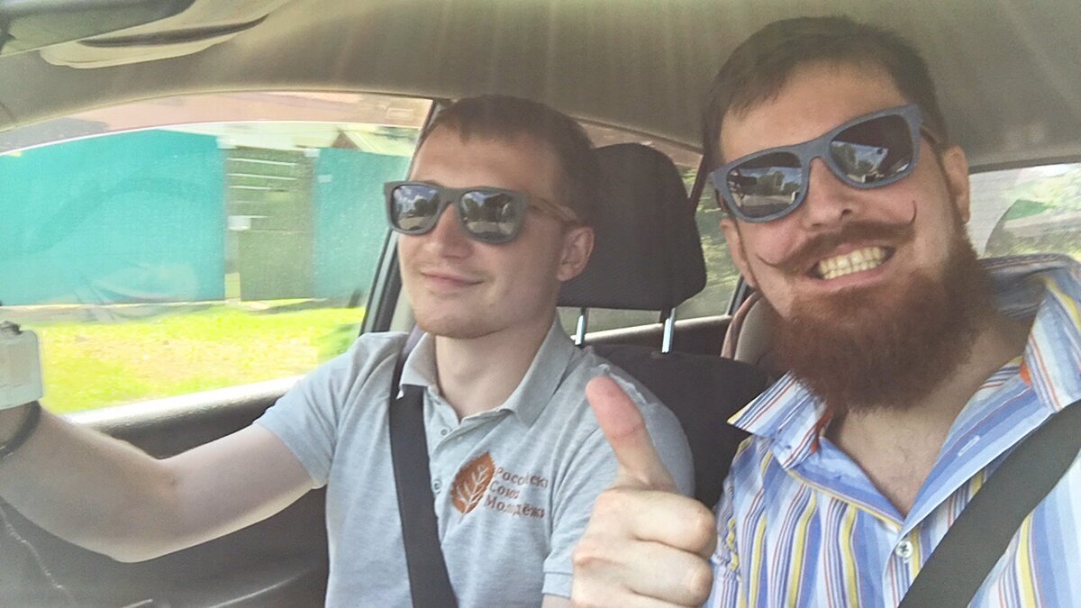 "Братство деревянных очков". На фото Александр Тюрчев и я. 