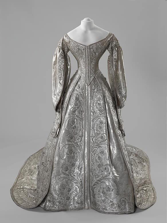 Коронационное платье императрицы Марии Александровны, 1856 год © Музеи Московского Кремля

