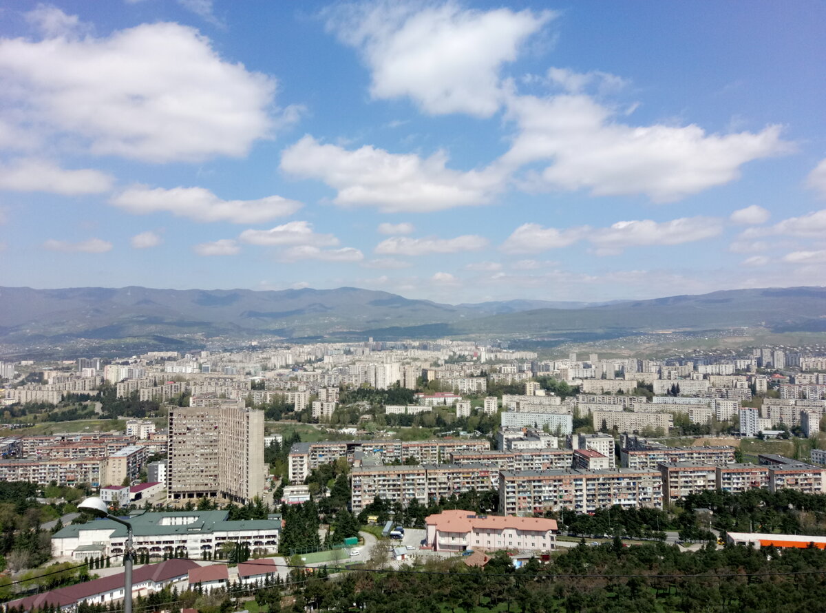 Тбилиси - зелёный город. Деревьев на улицах здесь не счесть.