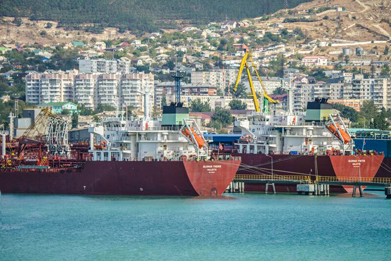Переехать в новороссийск. Переезд в новороссийск. Новороссийск улица шесхарис. Переехал в новороссийск. Реконструкция морского порта это проект?.