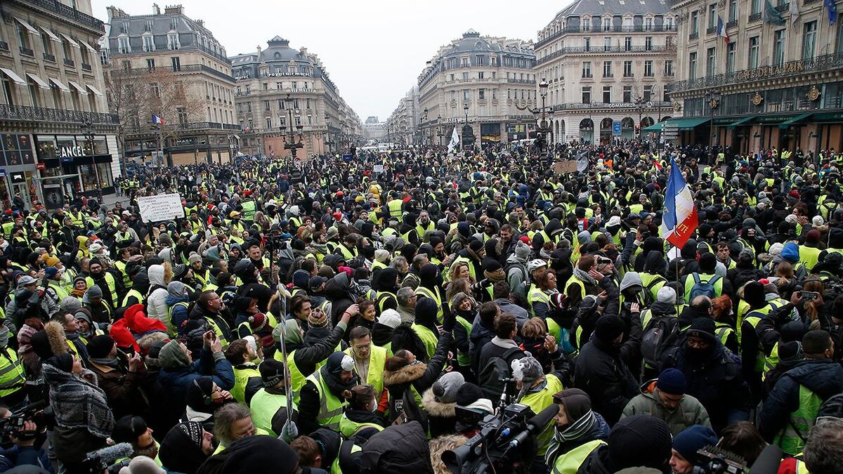 Во франции перепутали. Манифестация во Франции. Митинги в Париже 2022. Забастовки во Франции 2022 сейчас. Протесты во Франции 2022.