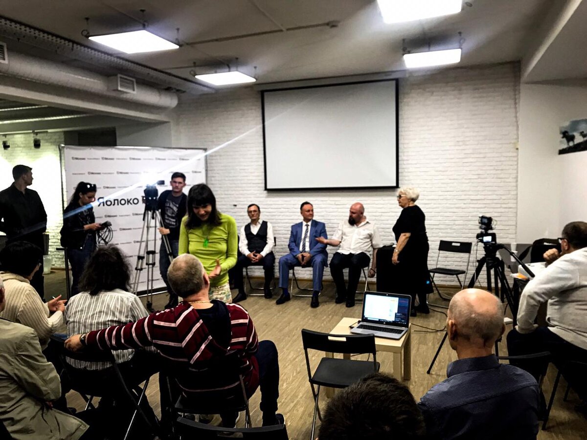 Новосибирское региональное отделение партии «Яблоко» провело первые дебаты в рамках праймериз, по итогам которых будет определен кандидат от партии на выборы мэра. Дебаты прошли быстро и определили главного фаворита, Дмитрия Холявченко. 