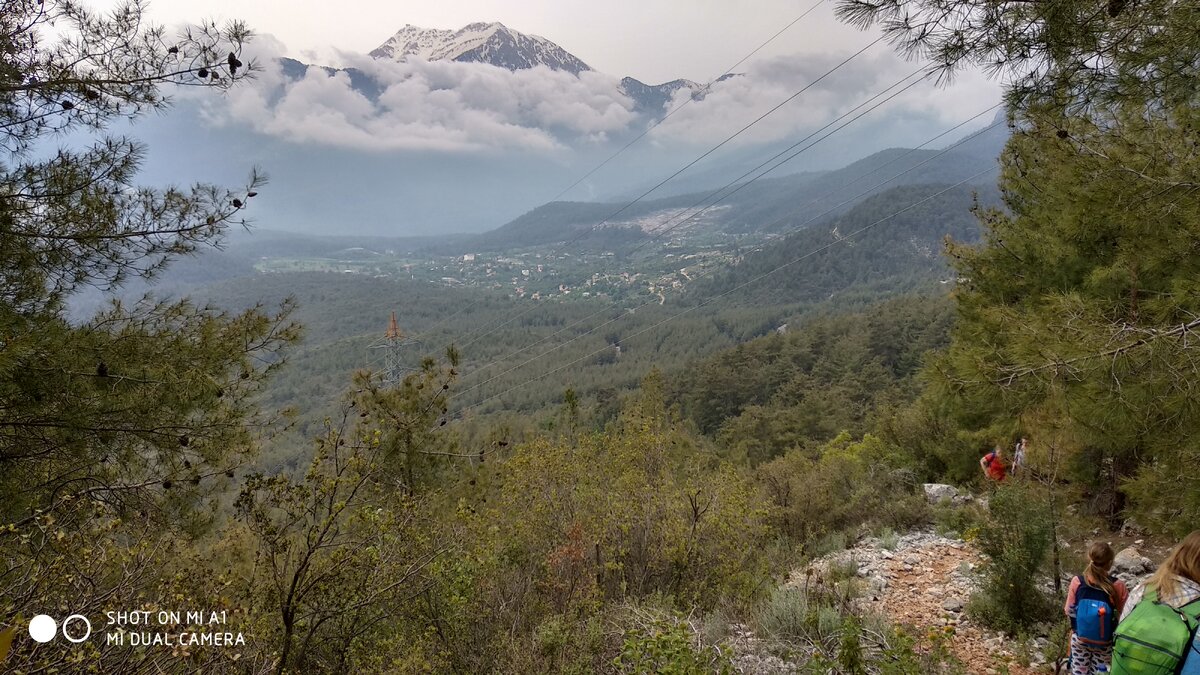 Горы, парящие на облаках, каменистые тропы и деревенька вдали. Так выглядит счастье.