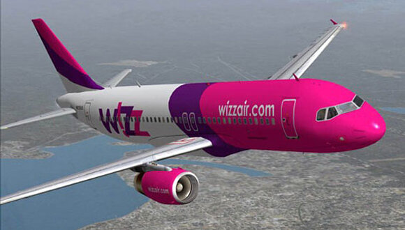 самолет авиакомпании WizzAir в воздухе