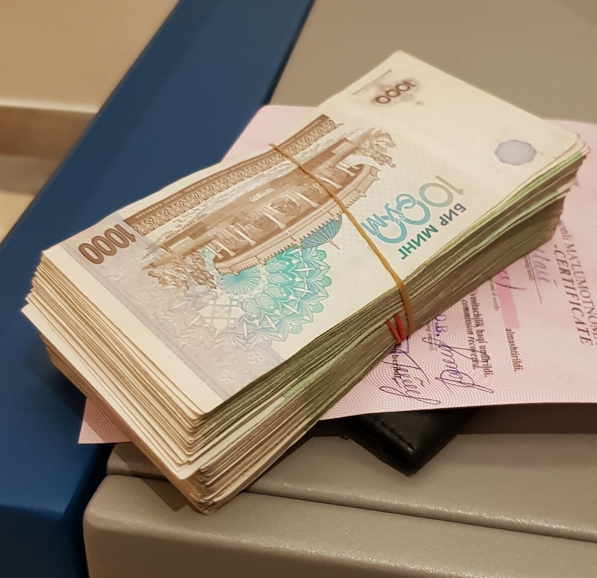В обменнике за 150 баксов мне дали порядка 1200000 сум. Этих денег мне с лихвой хватило на неделю.