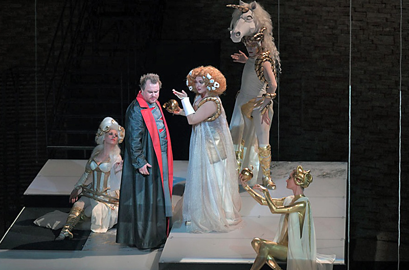 Шедевр этот, в принципе, не ставился в городе на Неве неприлично долго — ​предыдущая премьера состоялась почти сто лет назад. А если учесть, что осуществлена она была в декорациях и костюмах первой мариинской постановки 1874 года, получается, что нынешний «Тангейзер» — ​всего лишь второй в истории театра.