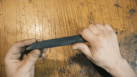 Как видим, клинок оставляет внушительные порез на стеклянной банке.