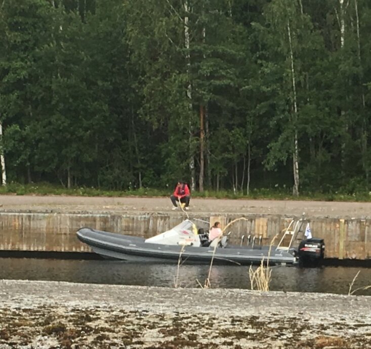 Эту семейную финскую пару догнала береговая охрана. Догнала и задержала. За то, что они «пролетели» мимо контрольного пункта «Высоцк» и не отвечали на вызовы по радио. Видимо, радиостанция была выключена.