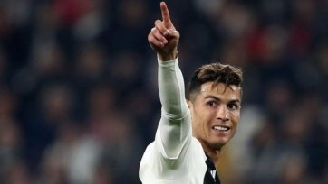 По информации Marca, в понедельник, 29 июля, 34-летний португалец получит приз «Легенда». Данный трофей будет вручен ему в честь признания всей его футбольной карьеры.
