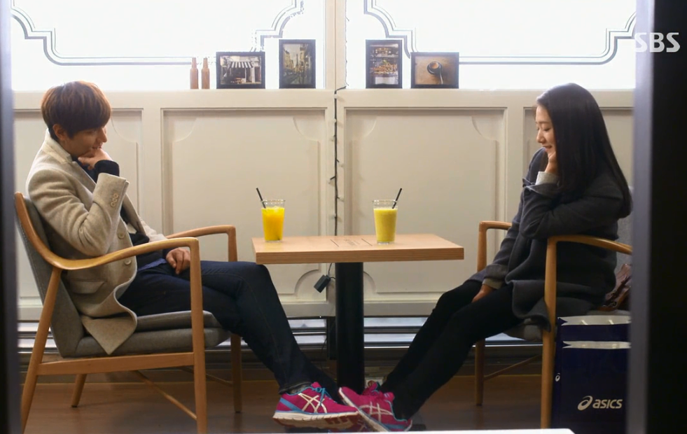 Ли Мин Хо (이민호) и  Пак Шин Хё (박신혜)  в дораме "Наследники" в кроссовках для парочек