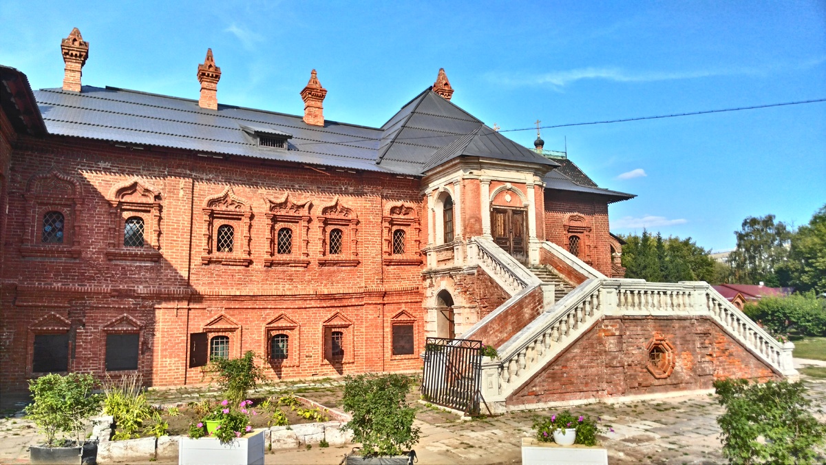 Митрополичьи палаты носят и другое название - Дворец Крутицких митрополитов