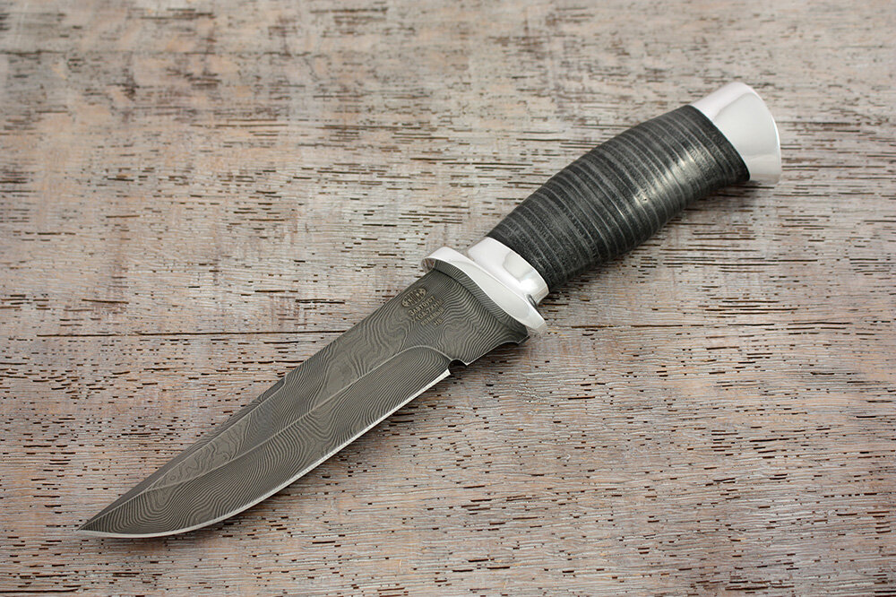 Один из популярных ножей в линейке «Златоустовского Завода Оружейных специализированных Сталей» изготовлен с клинком в пакете которого присутствует сталь У10А.