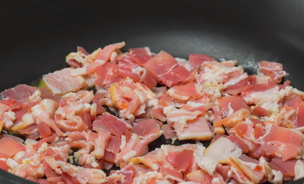 Иногда чеснок добавляю после того, как бекон уже обжарится, выдавливаю пару зубчиков и перемешиваю. 