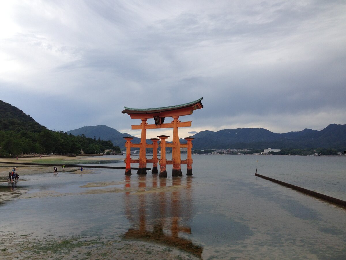 Красные тории святилища Ицукусима-дзиндзя на острове Миядзима 