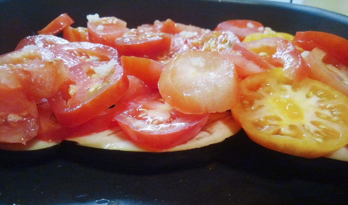 Баклажаны с помидорами и чесноком