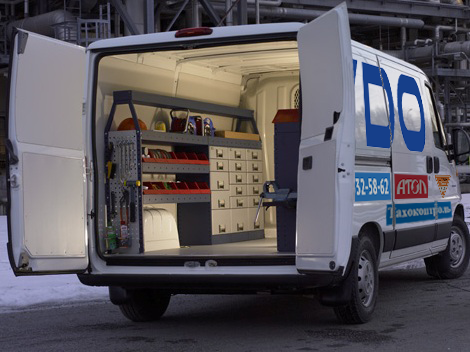 Для проведения активации тахографа и  активации блока СКЗИ, установленного в тахографе необходимо определенное  оборудование. Стоит понимать, что активация, продажа и передача  активированных средств криптозащиты это вид деятельности, который  подлежит лицензированию.  Основным требованием лицензирующего органа, а в  данном случае это ФСБ России, является проведение манипуляций со  средствами криптозащиты в помещениях которые прошли соответствующую  аккредитацию. Исходя из этого можно сделать вывод, что активация блока  СКЗИ тахографа на выезде - противоречит требованиям лицензирующего  органа и должна проводиться исключительно в мастерской. Поэтому мы  просим наших контрагентов заранее присылать нам свидедельства о регистрации транспортного средства