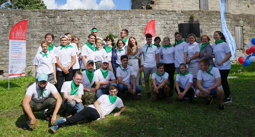  Волонтеры на раскопках в Копорье