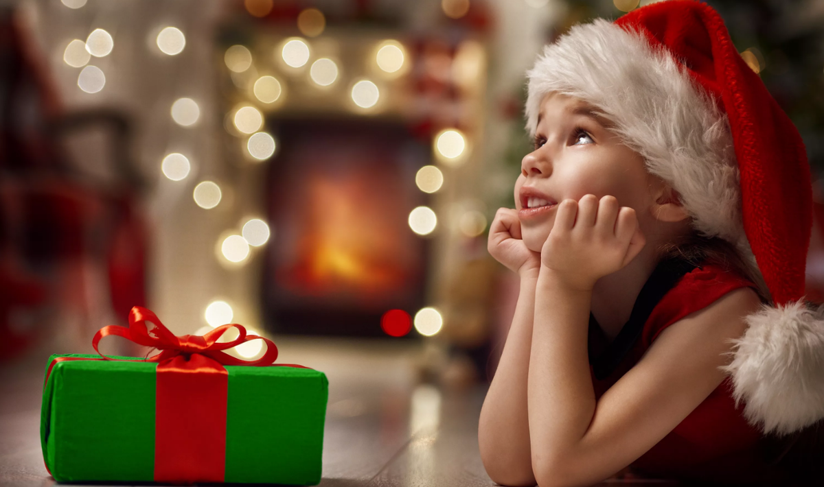 с рождеством девочки. ребенок мечтаем о подарке. ребенок пишет письмо деду морозу. рождественское волшебство. ребенок пишет письмо деду морозу.