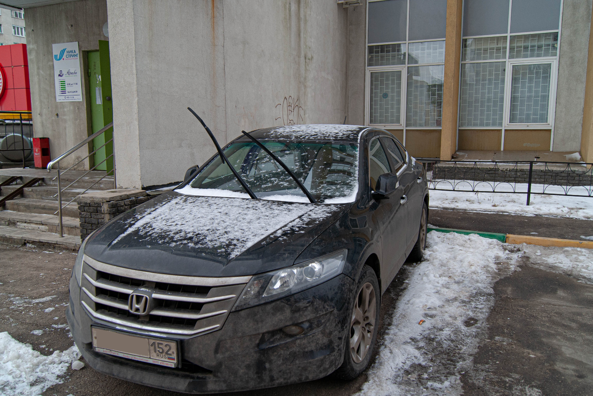 Если не поголовно, то каждый второй или третий автовладелец почему-то решил поднять дворники на своем авто