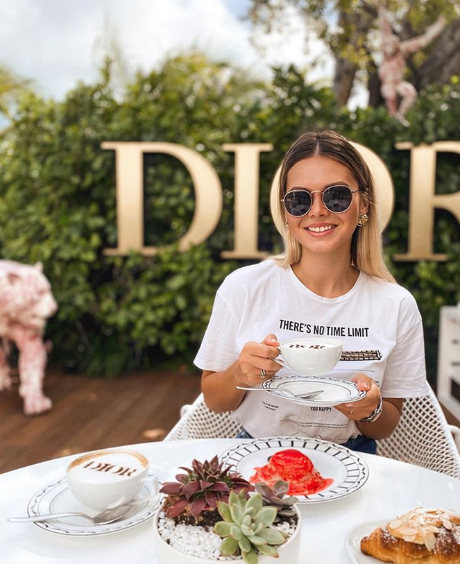  Вчера  была в очень классном месте, в которое давно хотела сходить и в которое  обязан сходить каждый уважающий себя модный блогер.  Место под  названием Dior Cafe.