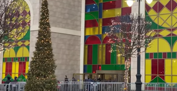 Витражи красивые которые вы видите они в общем то из стекла ,тоже из дешёвого и знаете и честно говоря когда ты смотришь на все это сооружение снаружи не кажется что она может стоить полтора миллиарда долларов 