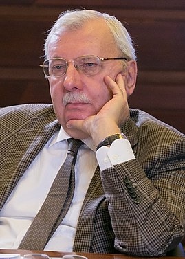 Третьяков В.Т. Российский журналист, политолог, автор и ведущий телепрограммы «Что делать? Философские беседы» на телеканале «Культура». Декан Высшей школы телевидения МГУ им. М. В. Ломоносова, генеральный директор-главный редактор «Независимой издательской группы „НИГ“», главный редактор журнала «Политический класс», генеральный директор Фонда содействия развитию образования в области журналистики «Медиалогия».