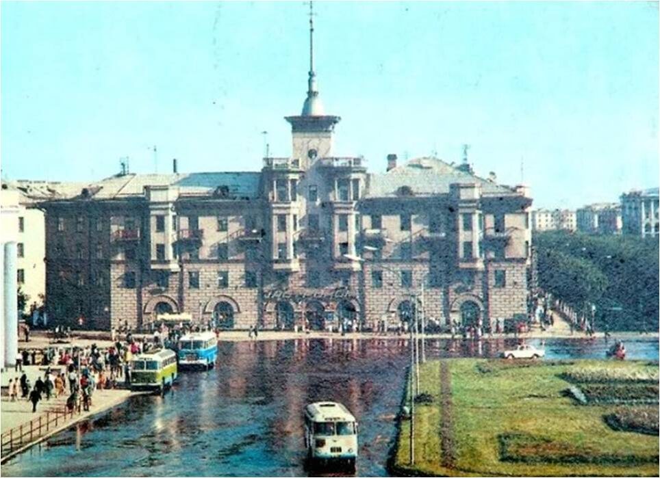 Так выглядел гастроном под шпилем в конце шеситидесятых и семидесятых годах.